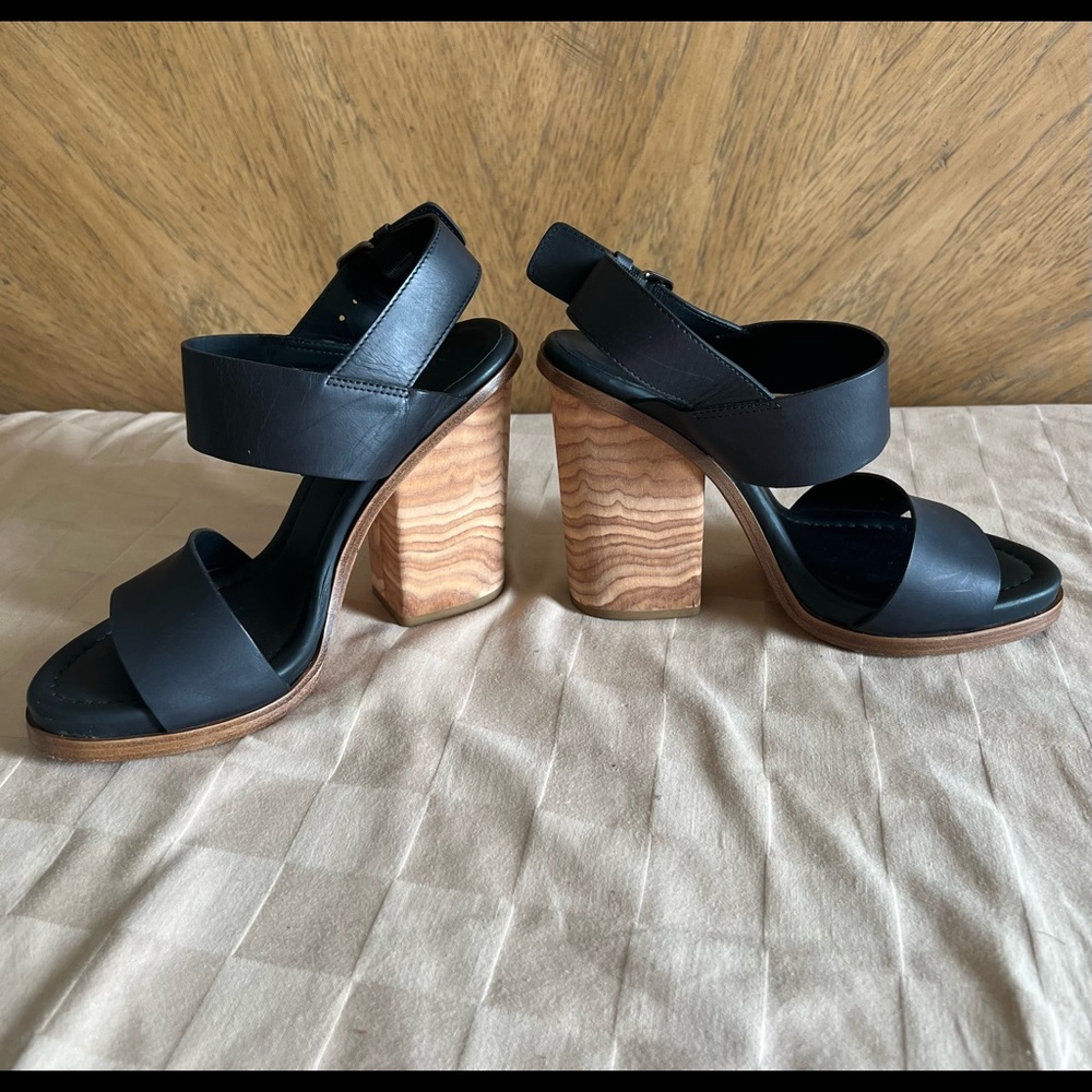 Vince
Haley Wood Block Heel Sandals - size 7